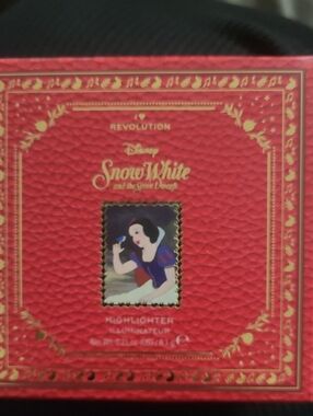 Revolution Snow White Highlighter Compact - Red & Gold